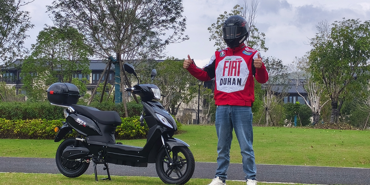 Electric Moped With Pedals2.jpg