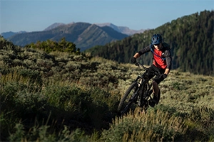مدى وسرعة الدراجات الجبلية الكهربائية: إطلاق العنان لسحر الطبيعة